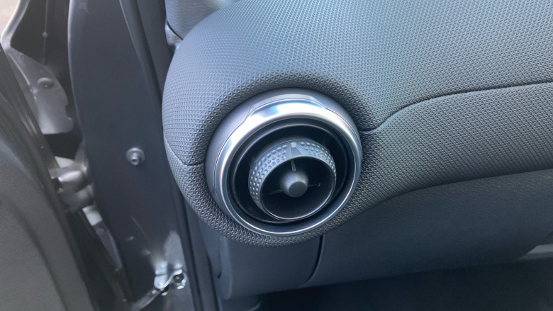 Nissan Juke 1.0 DiG-T N-Connecta 5dr Petrol Hatchback